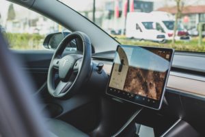 Tesla : des véhicules désormais capables de lire des panneaux de vitesse