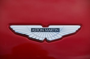 Aston Martin : le constructeur anglais fait son entrée sur le marché du SUV avec le DBX