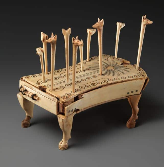 Un jeu de Chiens courants et chacals d'Égypte