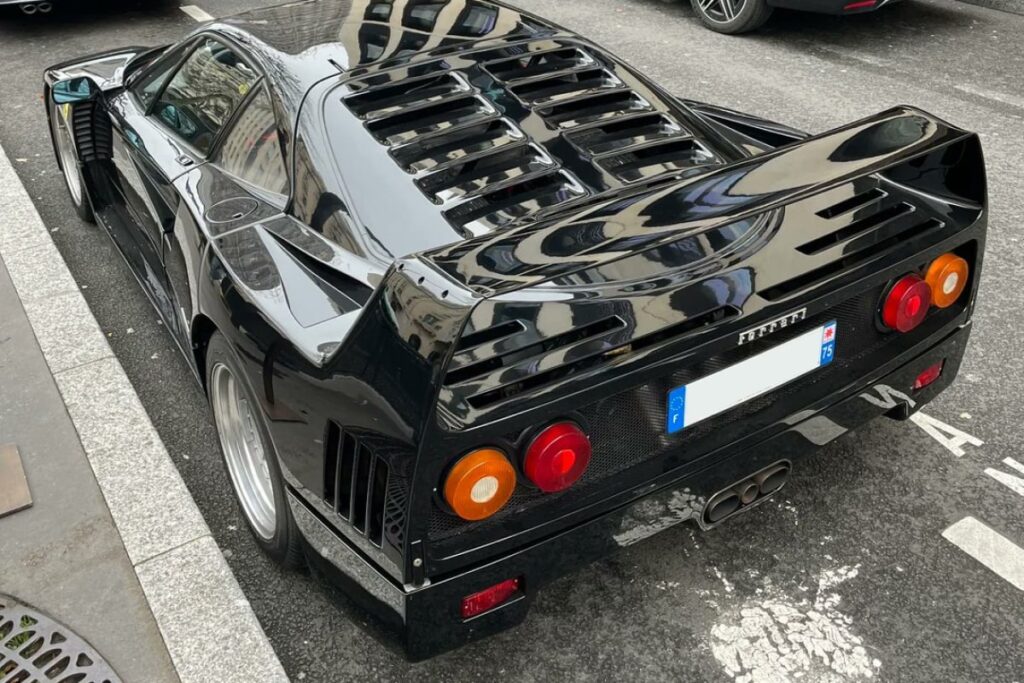 Ferrari n’a produit que 1 315 exemplaires de cette voiture légendaire.