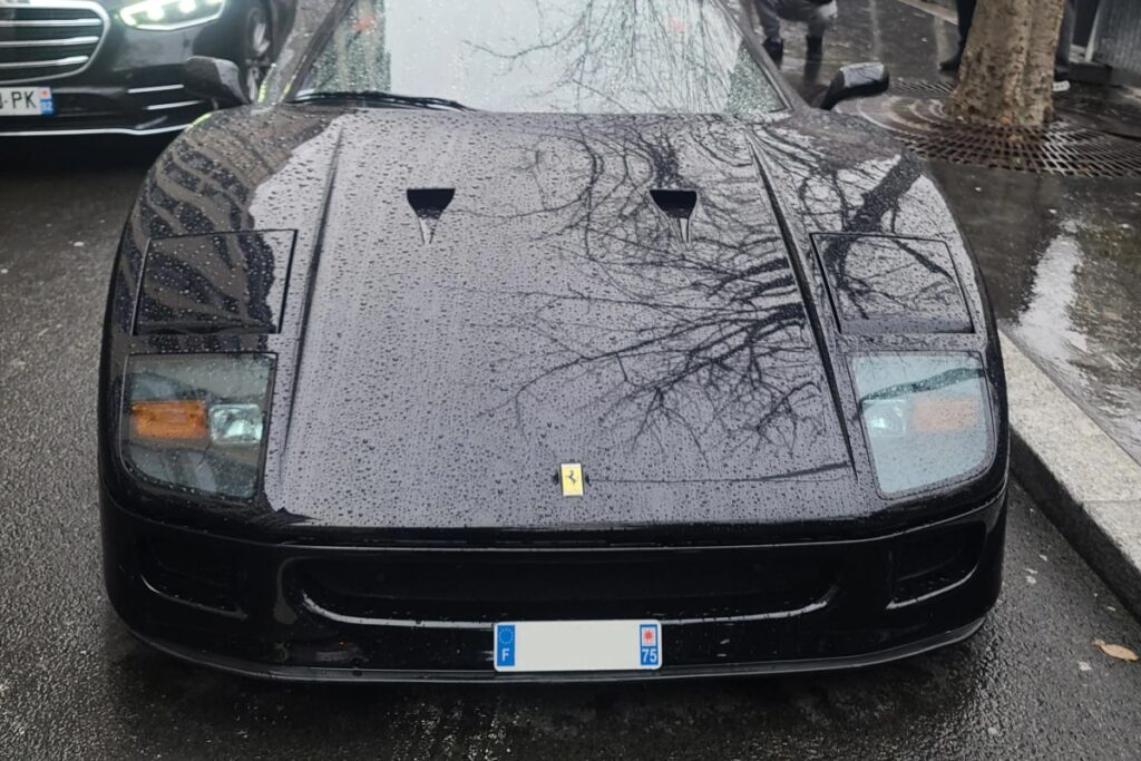Sous la pluie parisienne, cette F40 a pris une allure sombre et mystérieuse, presque digne de Gotham City.