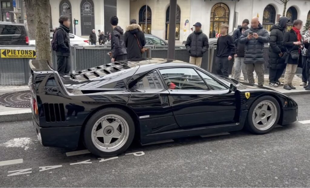 Quelques rares exemplaires ont été peints dans d’autres couleurs, souvent bien après leur production initiale.