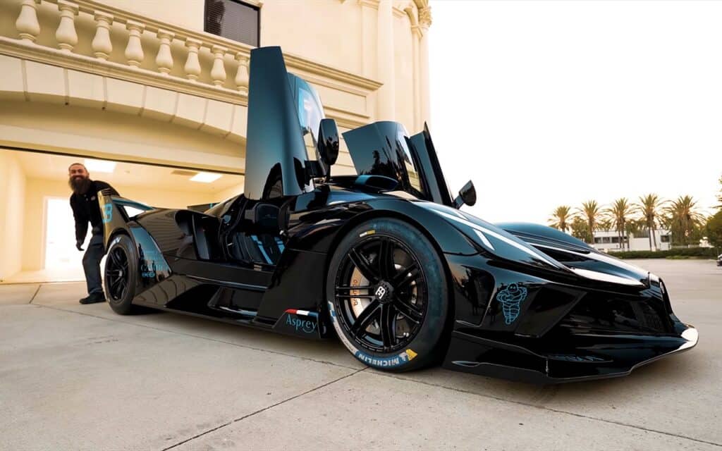 Manny Khoshbin teste sa Bugatti Bolide dans son jardin