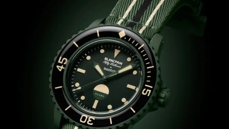 Swatch y Blancpain sorprenden de nuevo con una nueva versión de su reloj conjunto: el Swatch x Blancpain Green Abyss. Este modelo combina una paleta de colores de inspiración militar con las características del icónico reloj Fifty Fathoms, todo a un precio asequible. Cuando ellos Muestras y Blancpain lanzaron su primer reloj conjunto en 2023, muchos dudaron del éxito de esta inusual fusión. Pero con el tiempo, los escépticos se fueron acallando, y la colección Scuba Fifty Fathoms se convirtió en un verdadero éxito. Ahora, llega una nueva versión. Swatch x Blancpain Green Abyss – que promete ganarse los corazones de los amantes de los relojes con su estética militar y su precio asequible. Elegancia militar en verde Swatch x Blancpain Green Abyss Presenta un tono que Swatch llama 