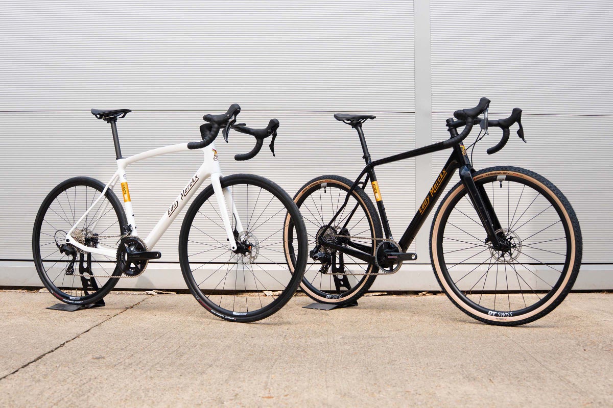 Vélo de route Eddy Merckx édition spéciale avec cadre en carbone et roues aérodynamiques