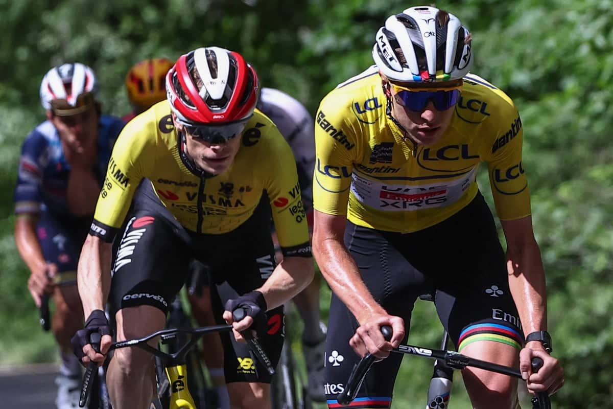 Pogačar en pleine action lors de la course, Vingegaard à ses côtés, mettant en avant leur rivalité sportive