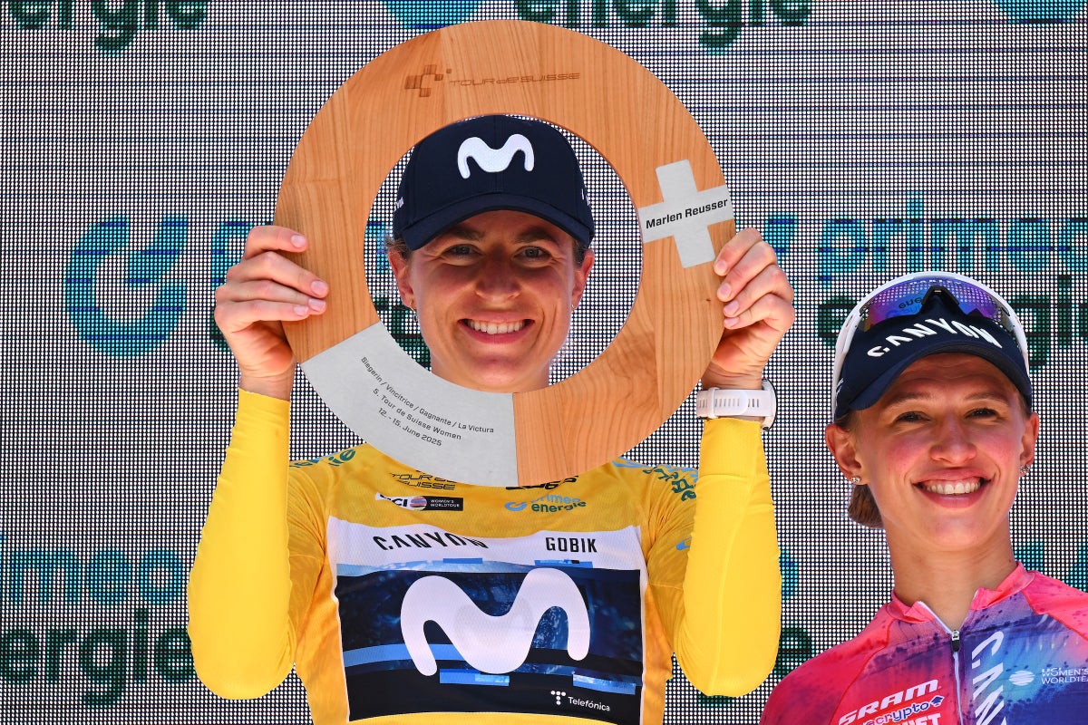 Cycliste féminine Reusser célébrant sa victoire au tour de Suisse, entourée de fans et de drapeaux