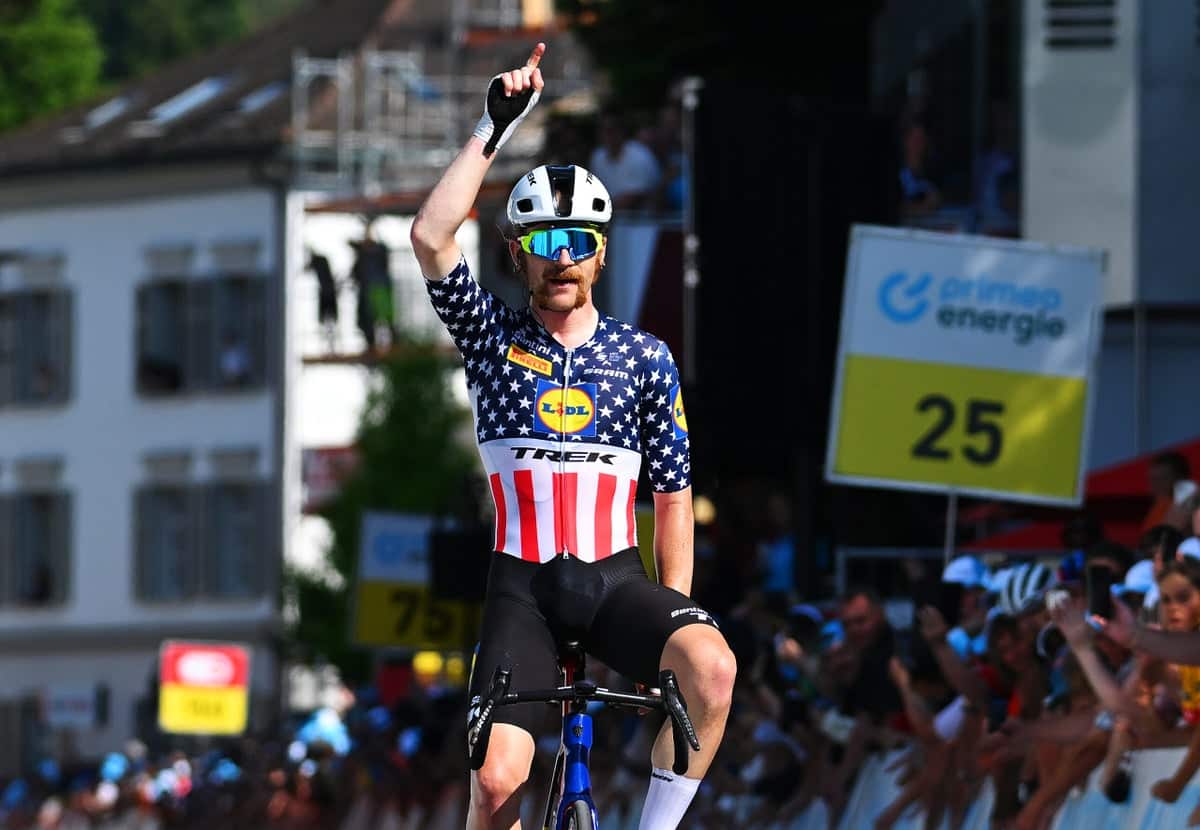 Quinn Simmons célèbre la victoire du Tour de Suisse en l'honneur de Gino Mäder