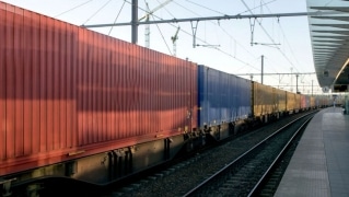 Train électrique transportant des marchandises sur les voies ferrées