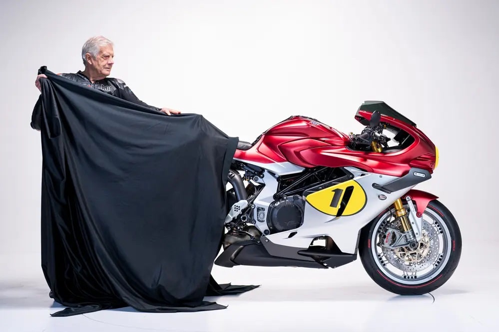 Mv agusta superveloce 1000 ago incarne lélégance ultime sur deux roues une