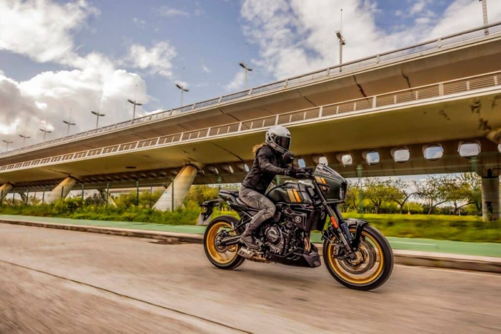 Suzuki dévoile les motos GSX-8TT et GSX-8T un style classique sublimé