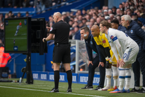 La var pourrait bientôt contrôler les cartons jaunes  Howard