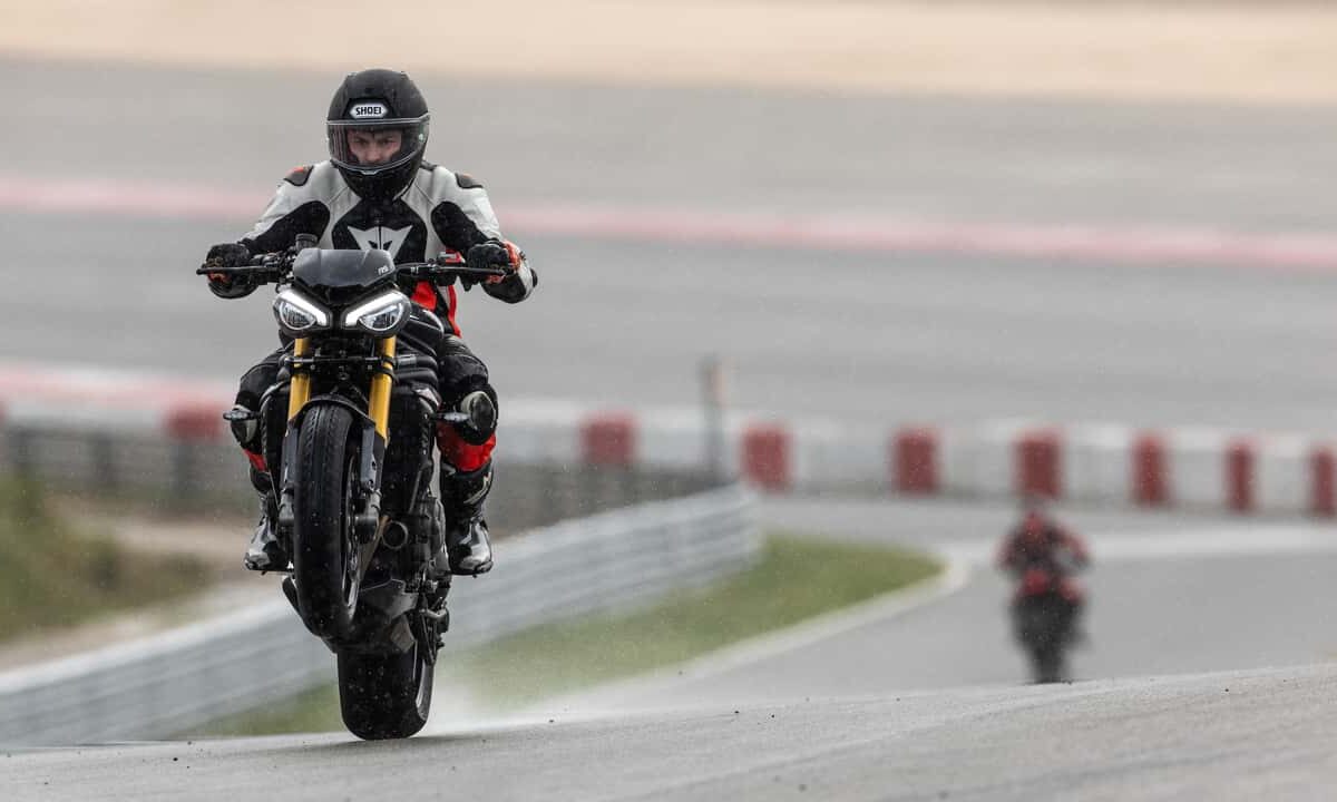 Le système anti-wheeling de triumph transforme les motards en cascadeurs en toute sécurité : La technologie au service des sensations Le système anti-wheeling de triumph transforme les motards en cascadeurs en toute