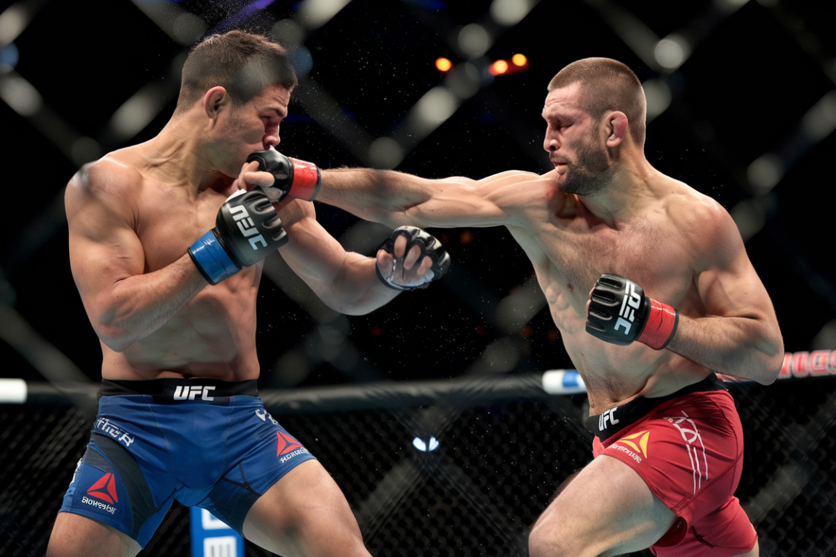 Ufc shanghai  Sergei pavlovic domine waldo cortes-acosta dans un