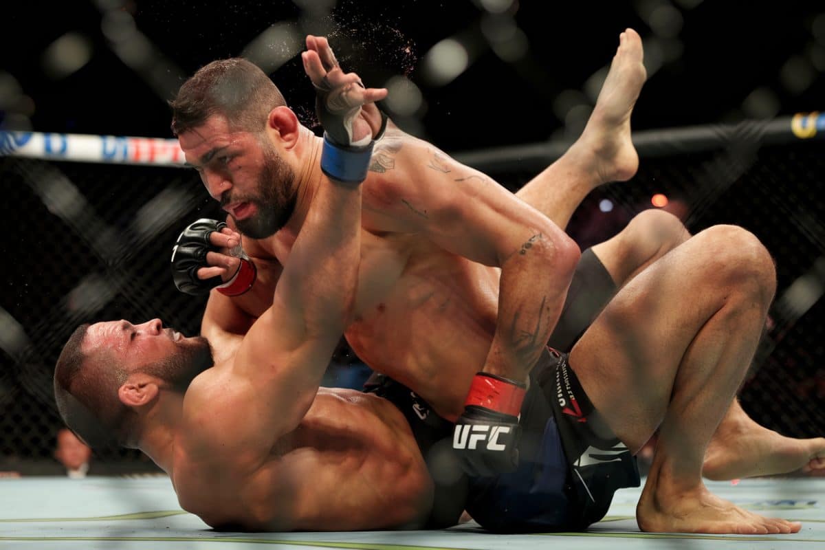 Ufc rio : Charles oliveira triomphe face à mateusz gamrot par soumission - les temps forts d'un combat spectaculaire dans l'octogone