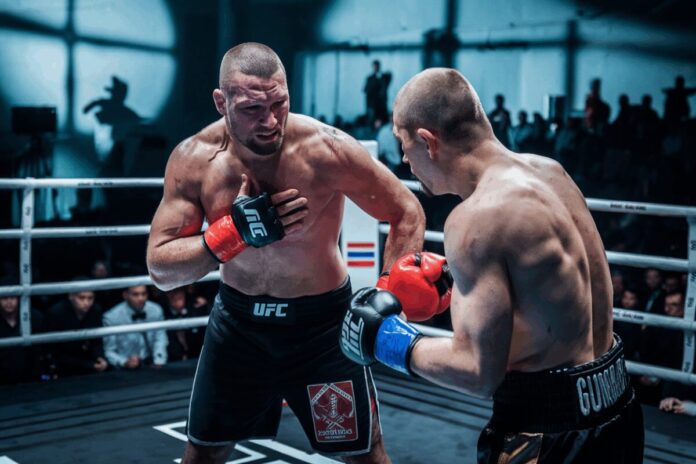 Ancien combattant poids lourd de l'ufc demande un inhalateur lors d'un match de boxe après une crise d'asthme en russie