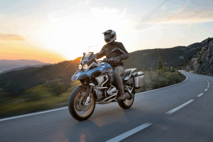 BMW r 1300 gs adventure : Puissance et technologie au service du tourisme d'aventure