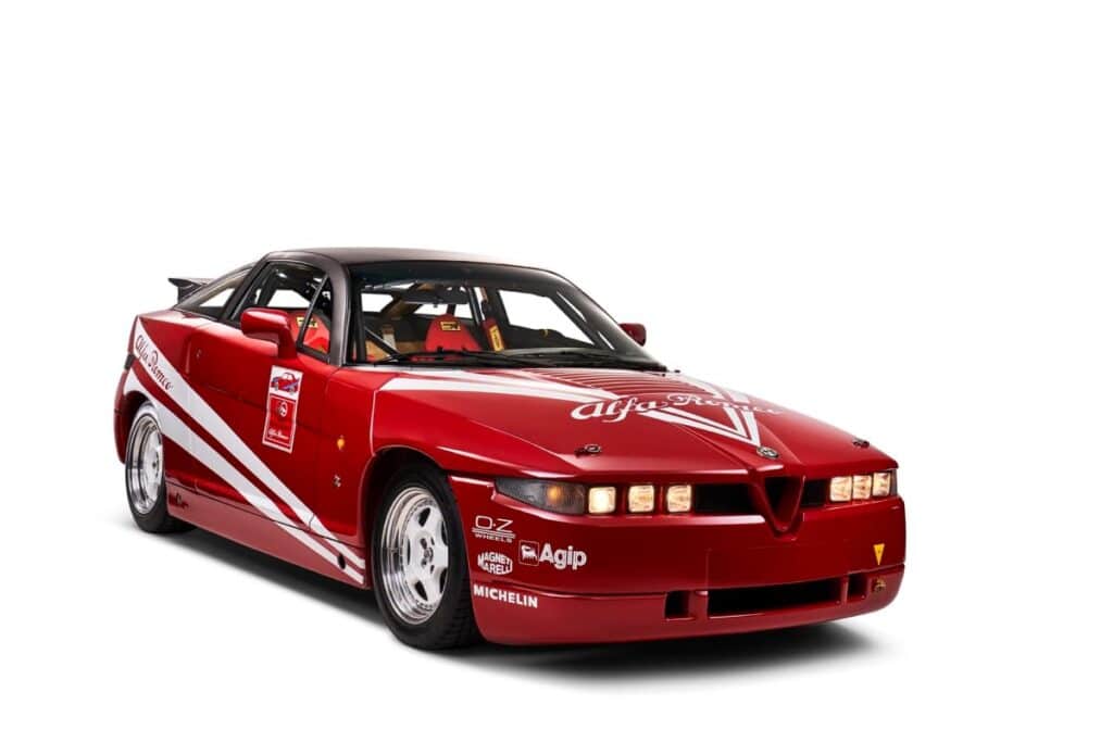 Cette voiture a appartenu à Andrea de Adamich, ancien pilote de F1.