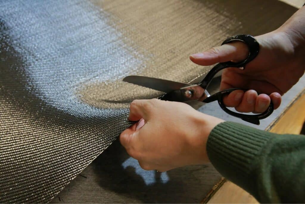 Son châssis monocoque en fibre de carbone, associé à une carrosserie en composite, maintient son poids autour de 1 000 kg.