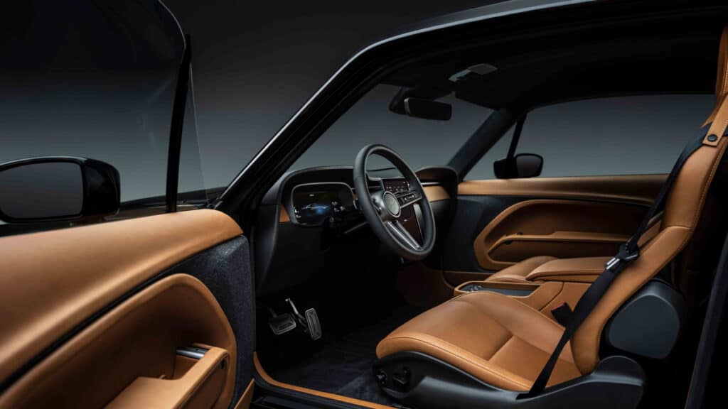 Tableau de bord numérique, écran tactile vertical et sièges en cuir haut de gamme - © Charge Cars