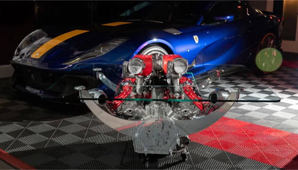 Cette table basse, qui pèse 113 kg, repose sur des roulettes, ce qui facilite son déplacement - © RM Sotheby's