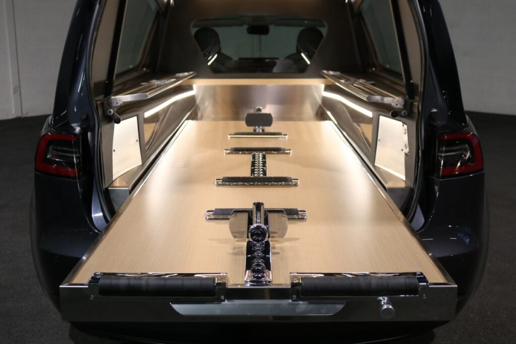 La partie arrière a été redessinée et surélevée pour accueillir un compartiment vitré destiné au cercueil - © Derks Funeral Mobility