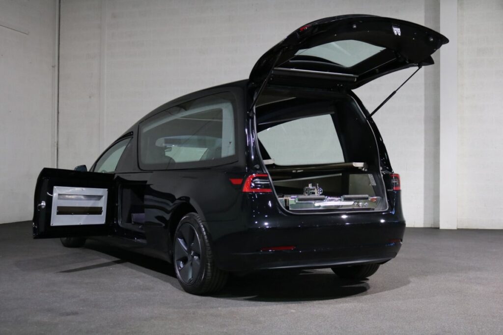 L’intérêt d’une plateforme électrique est évident : zéro émission, fonctionnement fluide et silencieux - © Derks Funeral Mobility