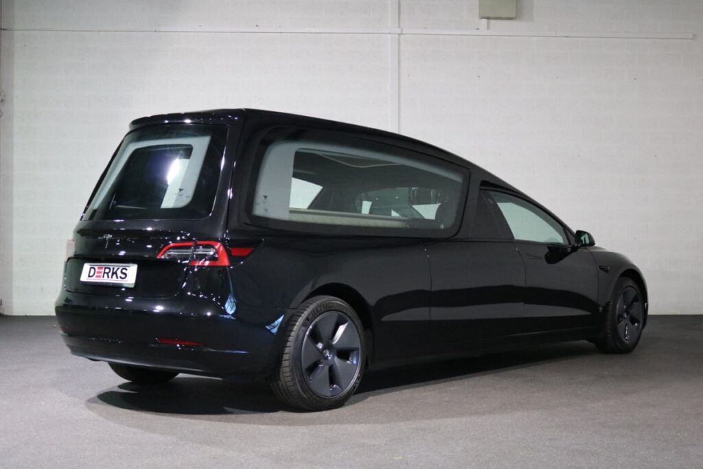 Cette Tesla Model 3 corbillard illustre bien l’évolution du marché, où les véhicules électriques remplacent progressivement les modèles thermiques - © Derks Funeral Mobility