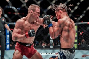 Paddy pimblett réagit aux provocations de dan hooker dans la rivalité des poids légers