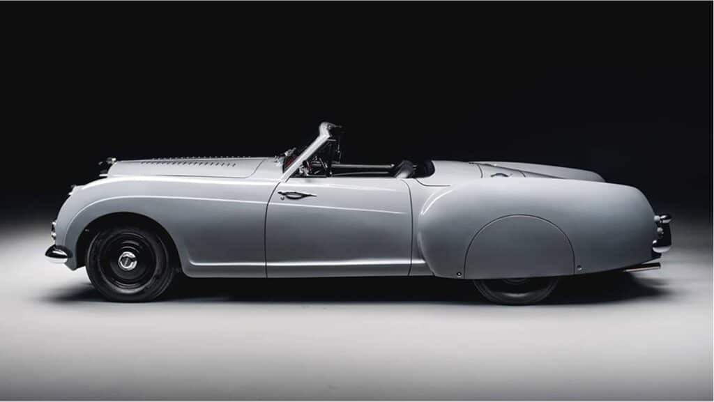 Pour construire cette voiture née de l'imagination de Fleming, Hunter a choisi comme base une Bentley Continental R-Type de 1953.