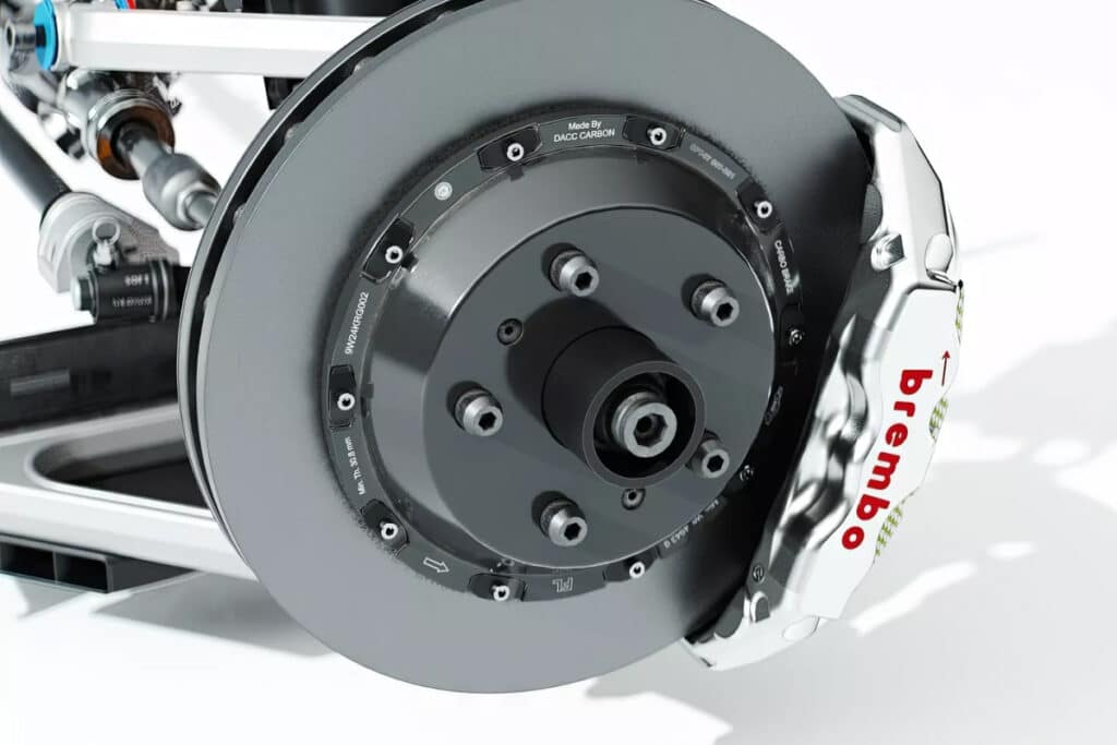 Les vieux freins d’origine ont laissé place à des disques en carbone-céramique et des étriers Brembo.