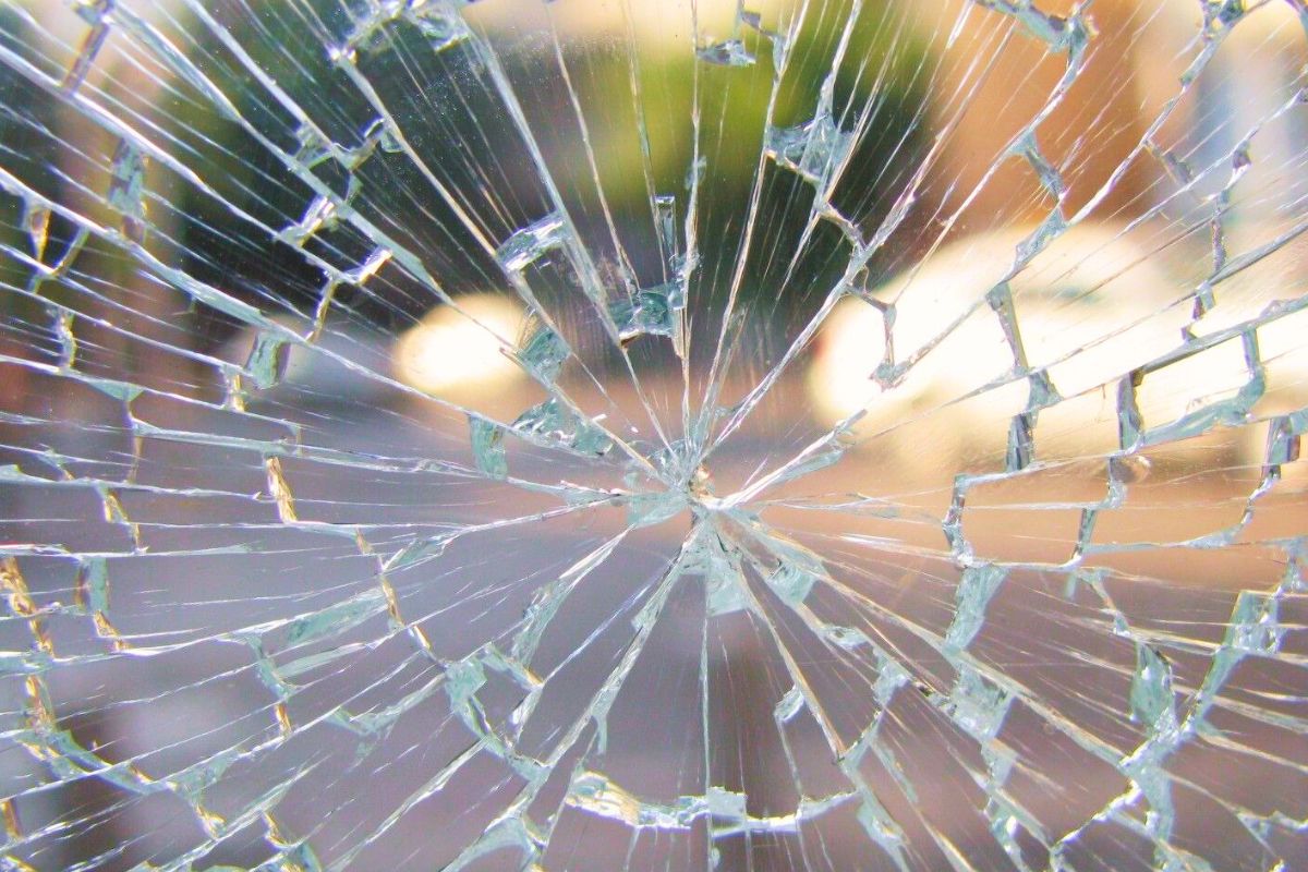 Il se voit refuser un crédit pour une BMW M4 CS… et finit par foncer dans la concession