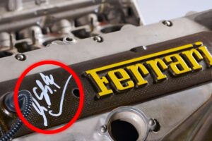 Moteur de Formule 1 Ferrari F300 signé par Michael Schumacher - © RM Sotheby’s