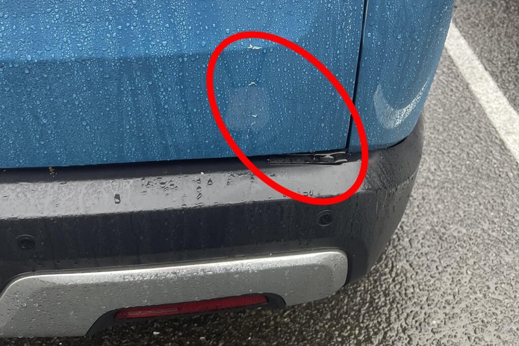 Un feu arrière fissuré, un peu de peinture écaillée et une légère rayure sur le pare-chocs.