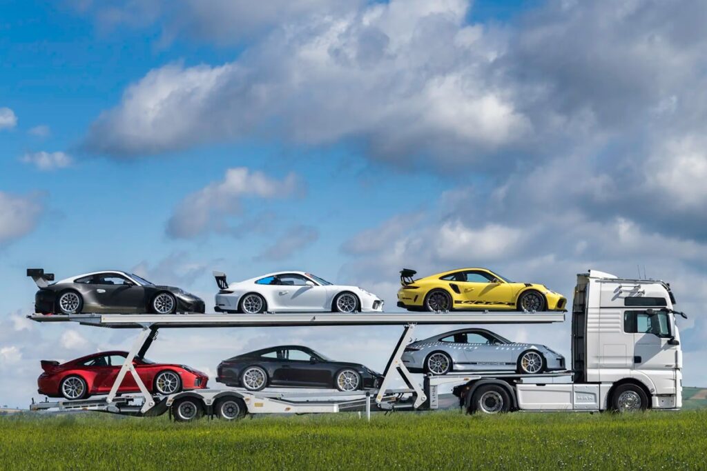 Et pour compléter cet ensemble hors normes, un camion MAN TGX 18.640 flambant neuf, équipé d’une remorque Rolfo Auriga - © RM Sotheby’s