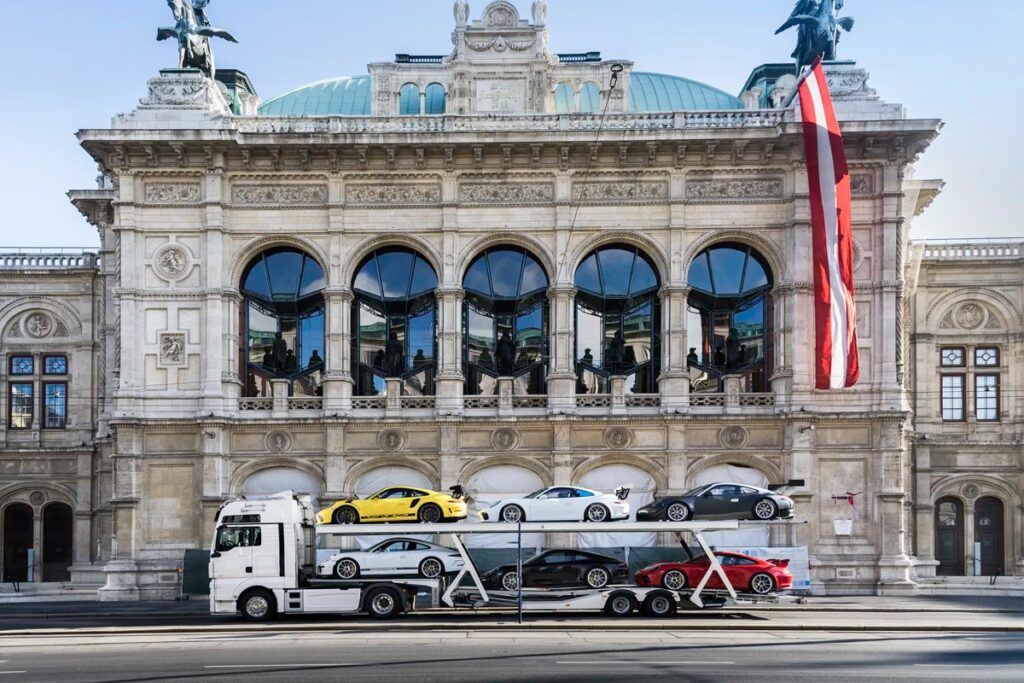 Acheter une flotte complète de Porsche 911, avec tout le nécessaire pour les transporter directement sur circuit, est une opportunité en or pour un collectionneur - © RM Sotheby’s