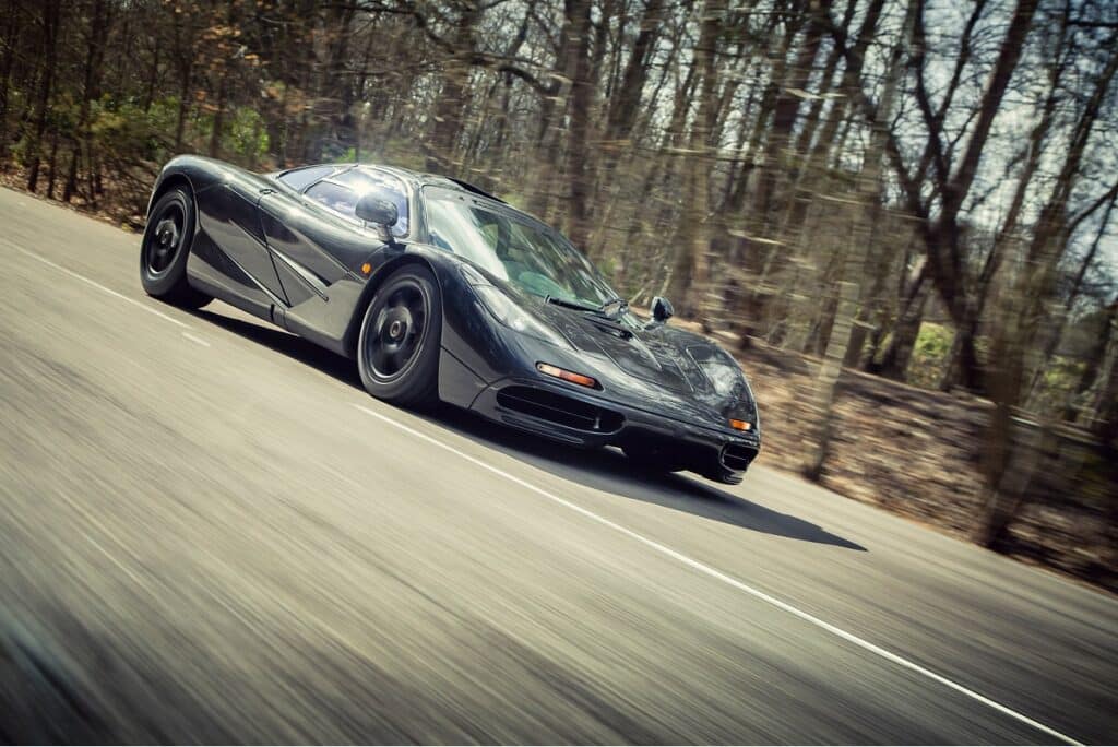 Grâce à son châssis monocoque ultra-léger et son V12 BMW de 618 ch, elle a atteint 386 km/h - © McLaren