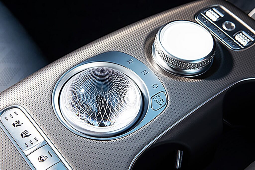 La Genesis GV60 utilise un “Crystal Sphere” pour changer de vitesse - © Genesis