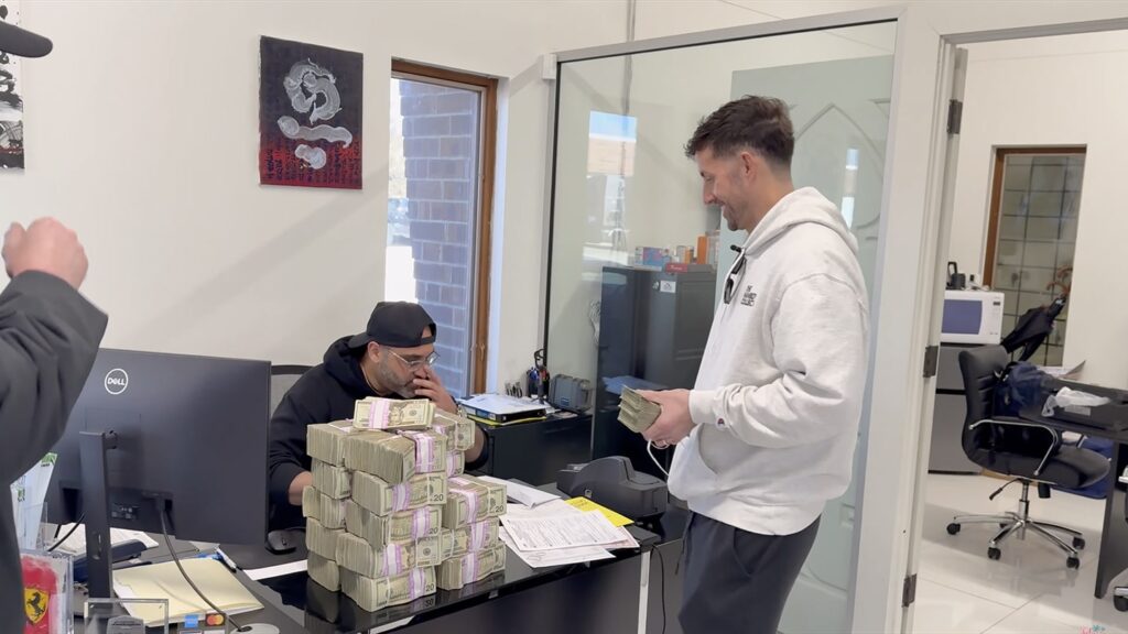 Arrivés chez le concessionnaire, ils posent les sacs remplis de billets sur le bureau, ambiance braquage de film hollywoodien - © The Hamilton Collection