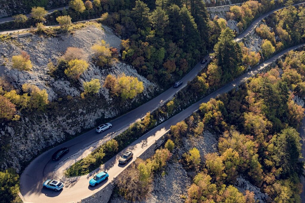 Perchée au-dessus des Bouches de Kotor, cette route en épingle grimpe de 1 000 mètres à travers une série de virages serrés – © Porsche