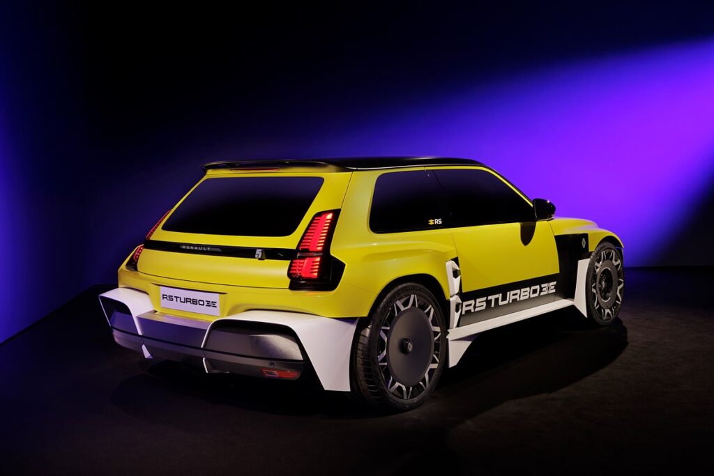 Son autonomie dépasse les 400 km, un exploit pour une voiture de cette catégorie - © Renault