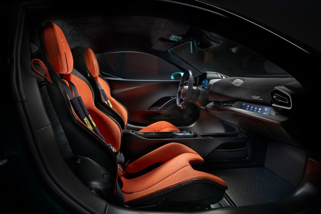 À l’intérieur, la voiture fait la part belle à la fibre de carbone et à l’Alcantara - © Ferrari