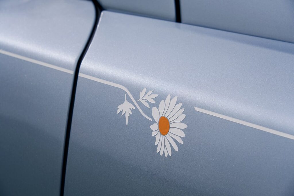 Une peinture extérieure bleu poudré subtile, agrémentée d'un motif de marguerite qui orne la Coachline - © Rolls-Royce