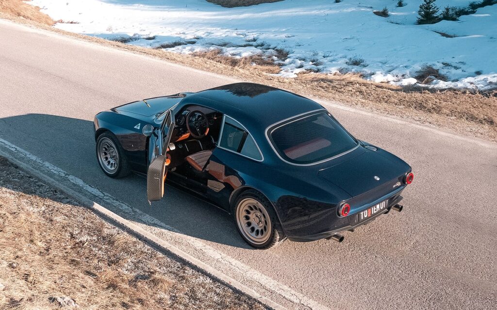 Une peinture bleue Cervino, appliquée entièrement à la main, qui lui donne une profondeur fascinante - © Totem Automobili