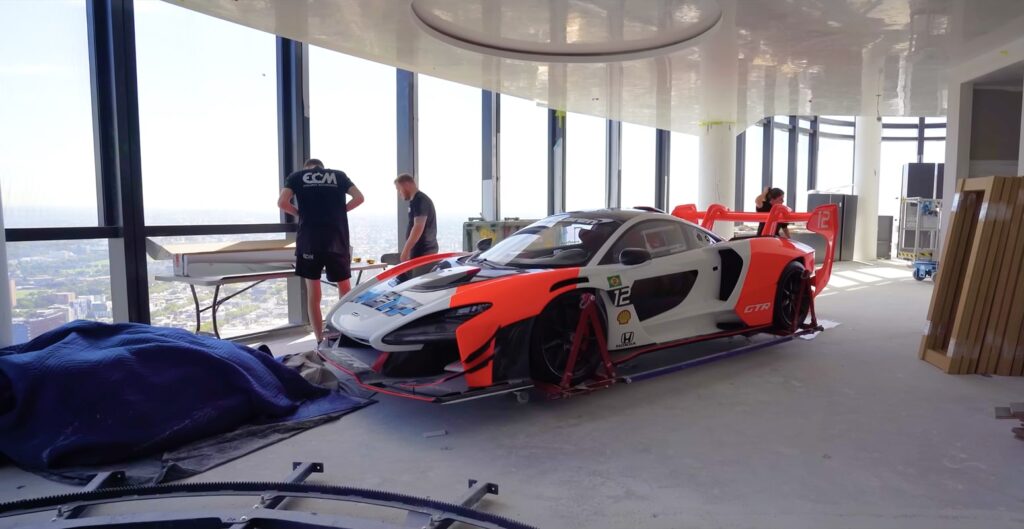 Il fait entrer une McLaren Senna GTR dans un appartement de luxe au 57e étage d’un immeuble - © Adrian Portelli sur YouTube