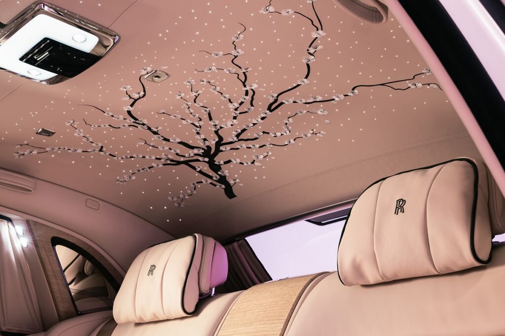 Le célèbre Starlight Headliner est orné d’une branche de cerisier embrochée, reproduisant fidèlement l’effet des pétales tombants - © Rolls-Royce
