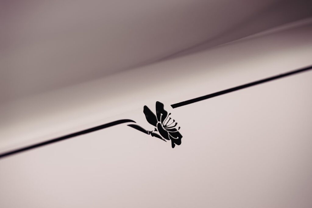Sa peinture est accompagnée par la fameuse ligne peinte à la main qui se termine par un motif de cerisier finement exécuté - © Rolls-Royce