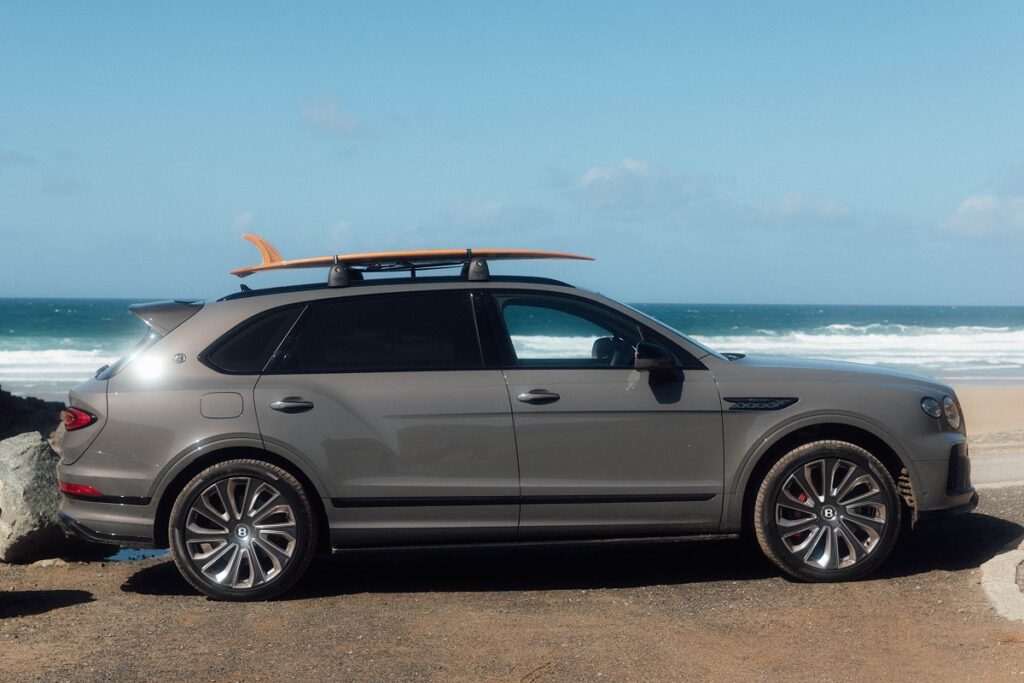 Après sa première présentation, cette planche de surf unique sera mise aux enchères au profit de Surfability UK - © Bentley