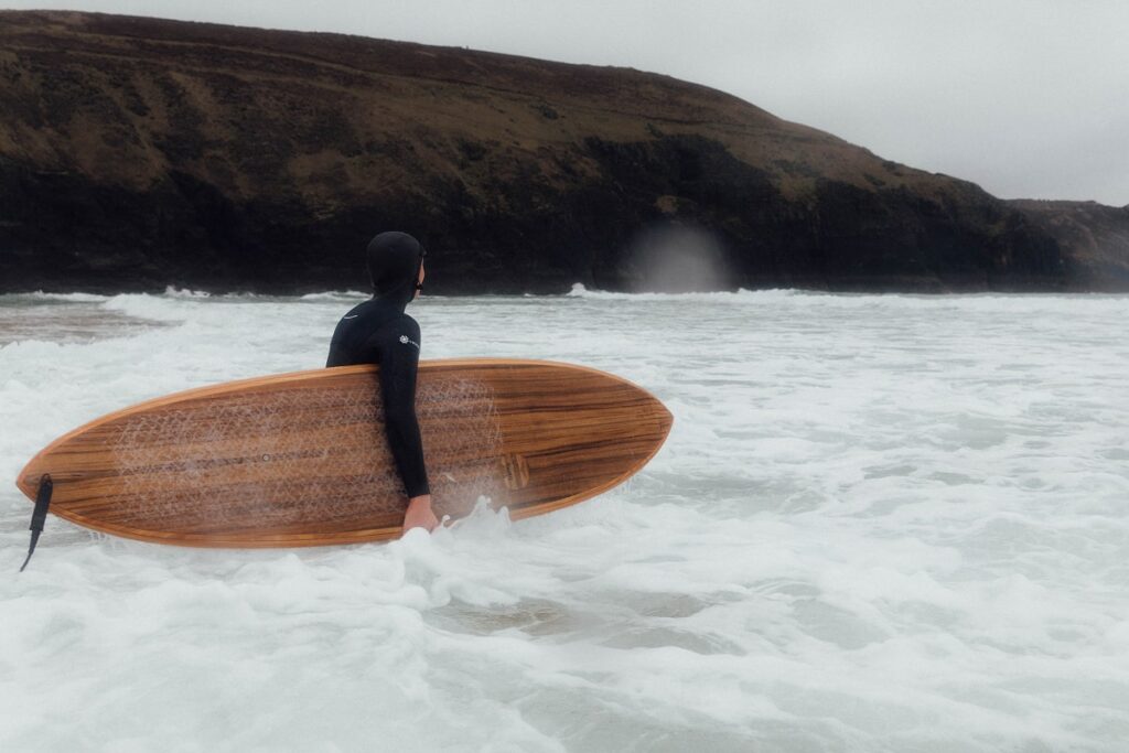 Cette planche de surf en Koa est un hommage au savoir-faire Bentley - © Bentley