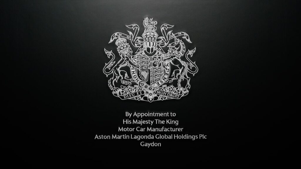 Aston Martin affiche fièrement l'emblème du Royal Coat of Arms du roi Charles III sur ses modèles - © Aston Martin